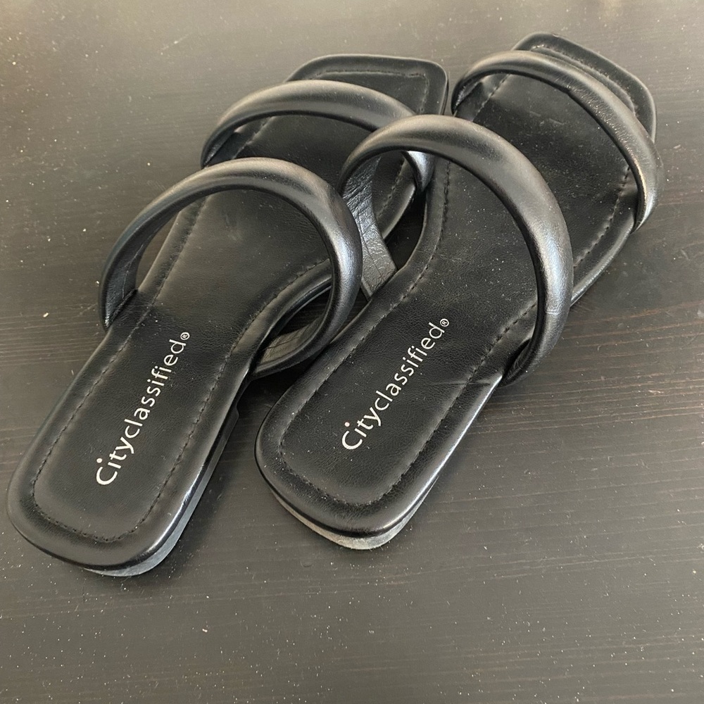 Strappy black flat sandals